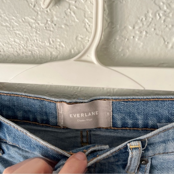 Everlane Shorts Women's 28 Cheeky Short Light Wash Raw Hem Boho Summer - Picture 6 of 6